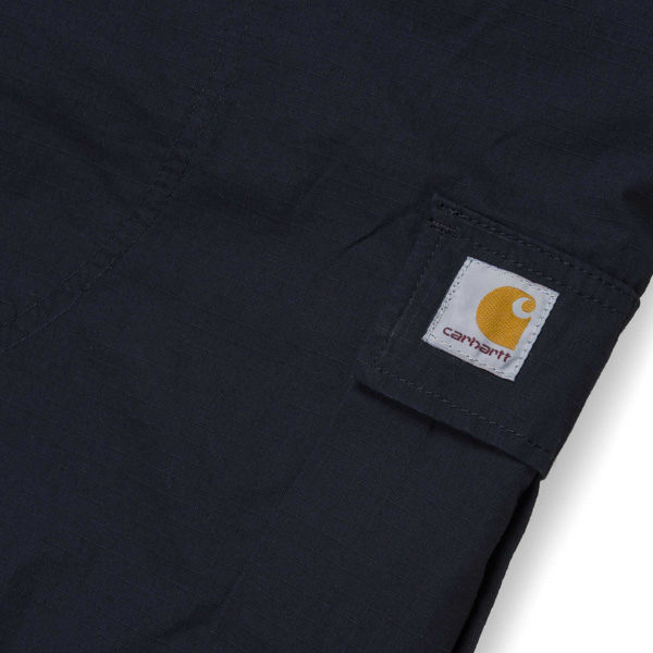 Carhartt Logo Patch auf der rechten Cargo Tasche