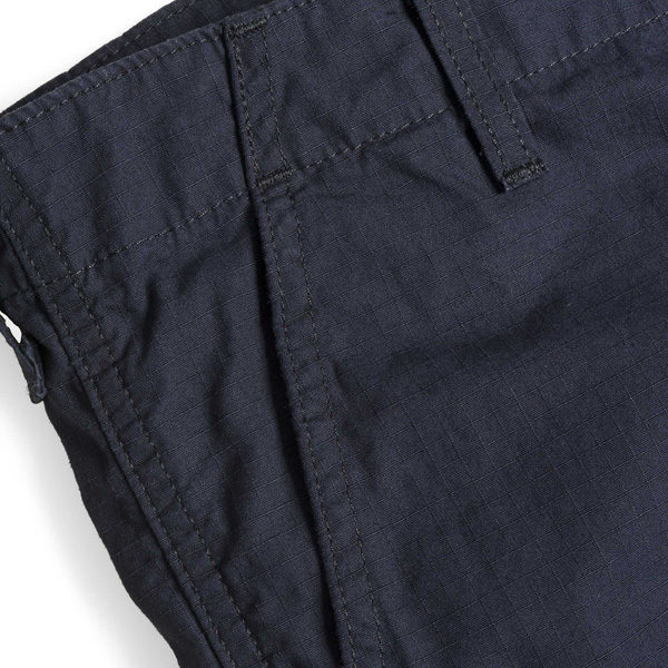 optische Details mit feinen Ziernähten