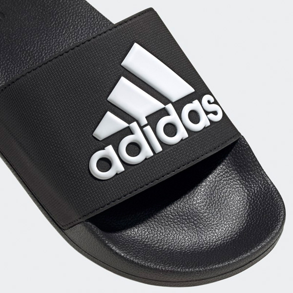 Adidas mit Logo in 3D Optik auf dem Riemen