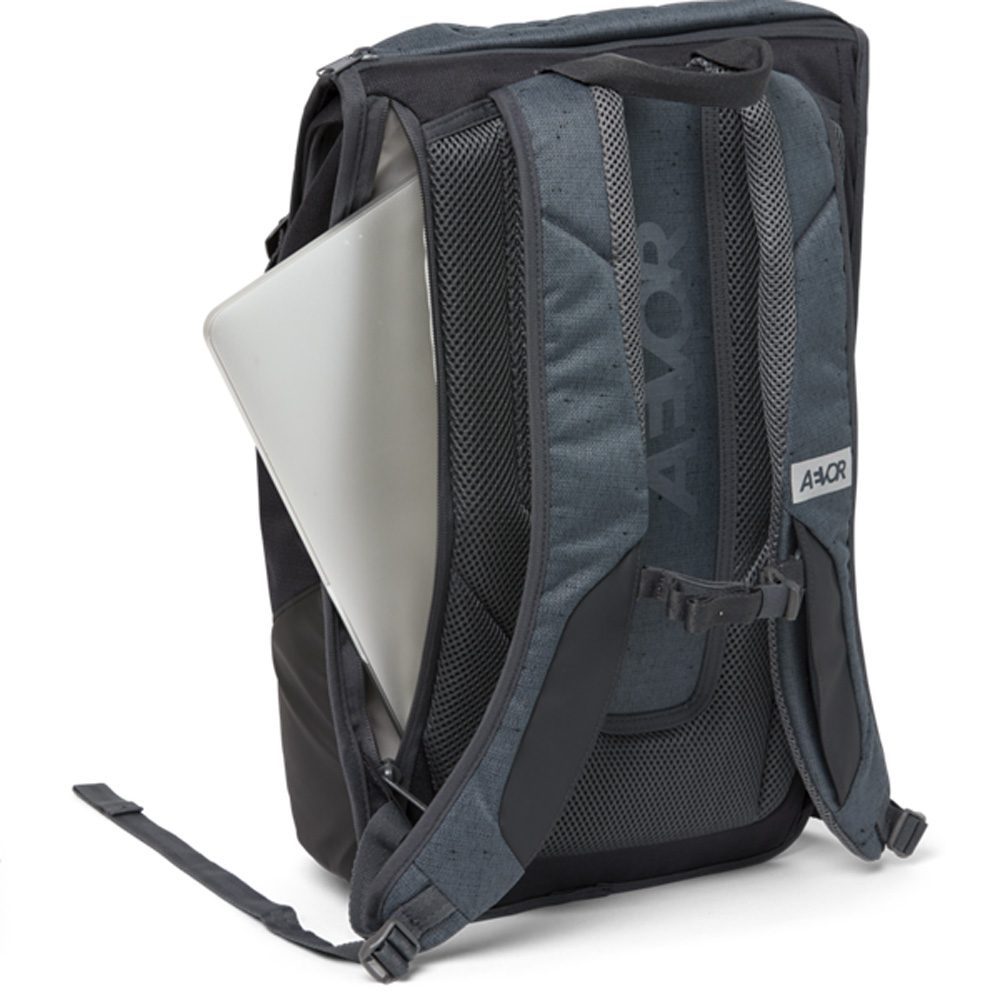 gepolstertes 15“ Laptopfach (bis 34 x 25 x 2 cm)