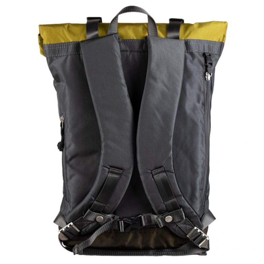 geräumige Rückentasche mit zwei wetterfesten arretierbaren Reißverschlüssen