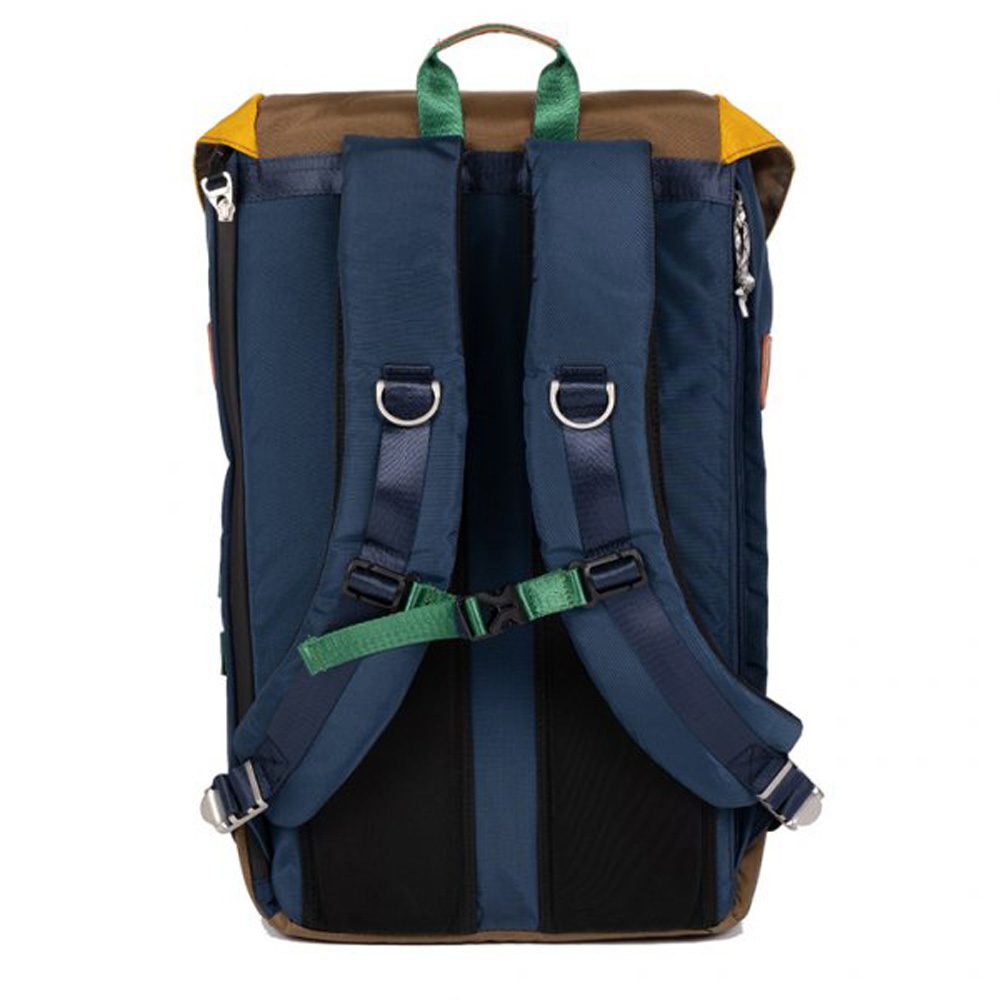 geräumige Rückentasche mit wetterfesten Reißverschluss