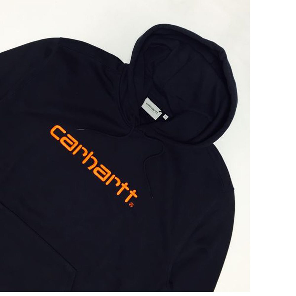 Carhartt Schriftzug auf der Brust