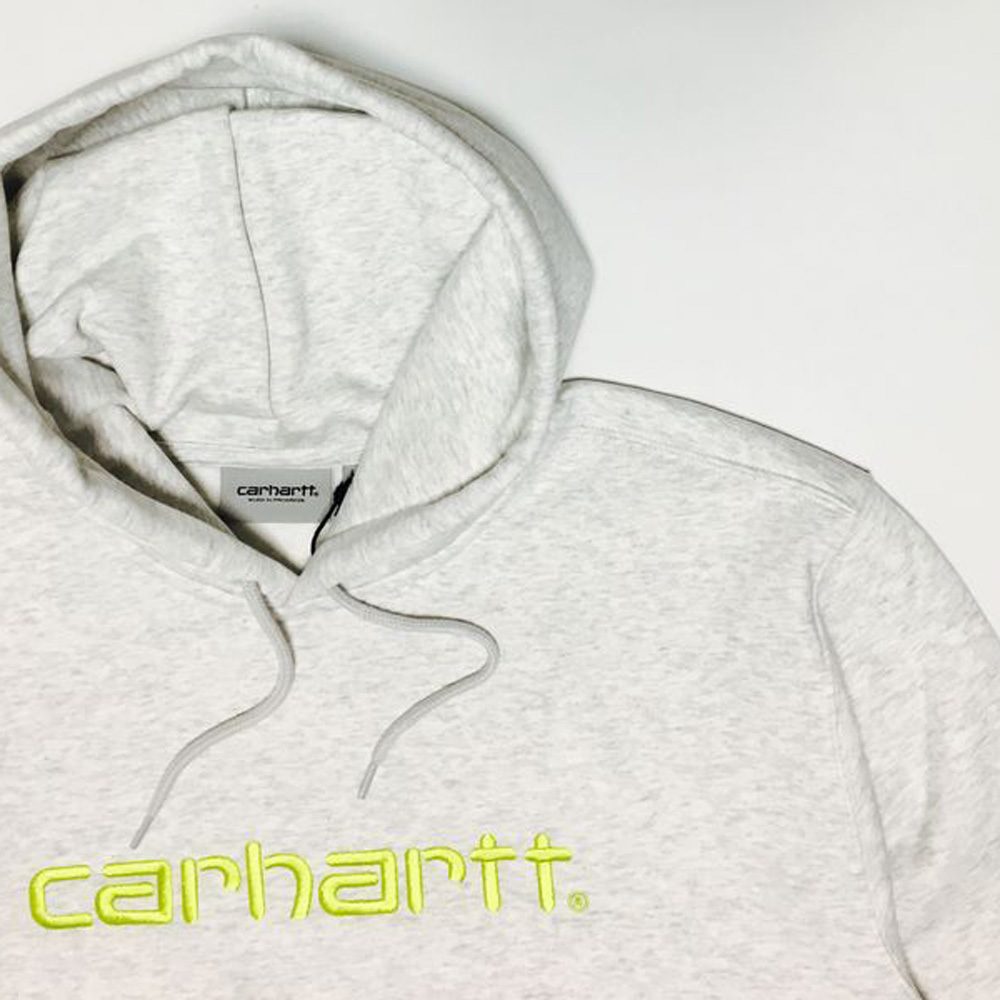 Carhartt Schriftzug auf der Brust