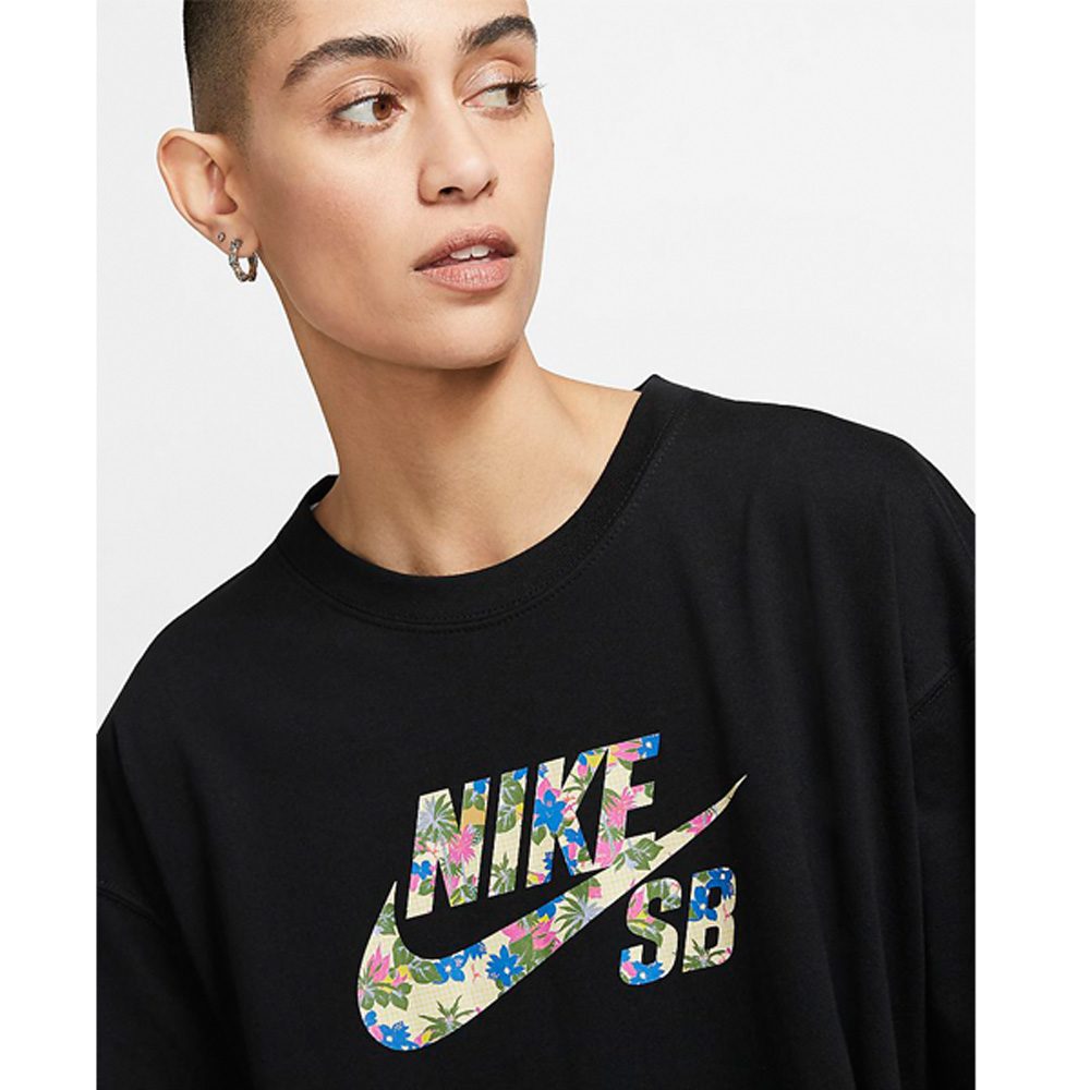 Der Swoosh ist mit tropischen Blumen gefüllt und sorgt so für einen Urlaubs-Look.