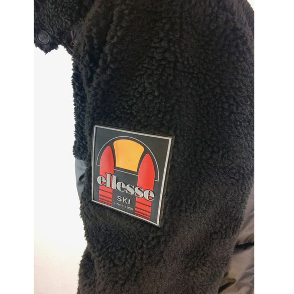 Ellesse Silicon Logo auf dem Ärmel