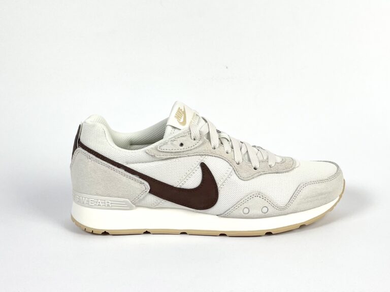 Nike Venture Runner Sneaker (beige/braun)