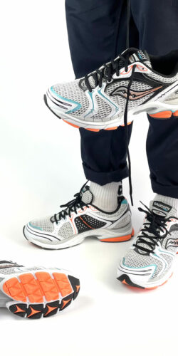 Saucony Progrid Triumph 4 Runner Sneaker (weiß/orange)