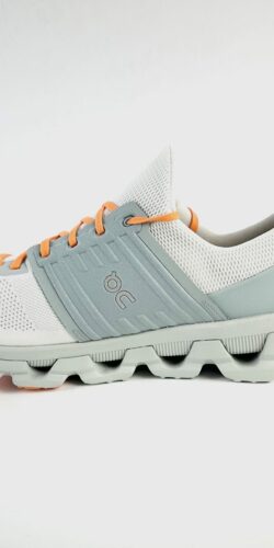 ON Cloudswift 3 AD Runner Sneaker gr.47,5 (beige/grau)