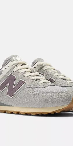 New Balance 574 YGD Sneaker Hairy Suede Rain Cloud Grey (grau/lila)