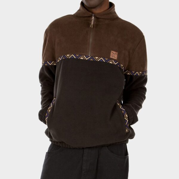 Bequemer Herren-Sweatshirt mit Farbmix aus braun, schwarz und Ethno-Muster, ideal für Sport und Freizeit.