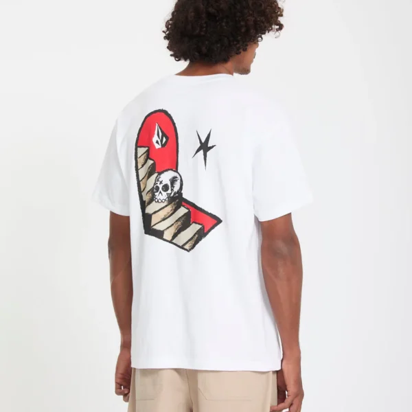 Der Mensch trägt ein weißes T-Shirt mit einem auffälligen, künstlerischen Druck auf der Rückseite, bestehend aus einem Totenkopf, einem roten Element und schwarzen Akzenten.