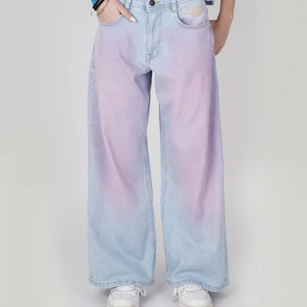 Bunte, weiche Jeans im Oversized-Stil mit Farbverlauf in Pastellfarben, perfekt für modische Casual-Looks und Streetwear.