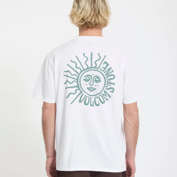 Ein sportliches weißes T-Shirt mit dem Volcom-Logo, das einen stilisierten Sonnengesicht mit Sonnenstrahlen zeigt, ideal für Freizeit und sportliche Aktivitäten.