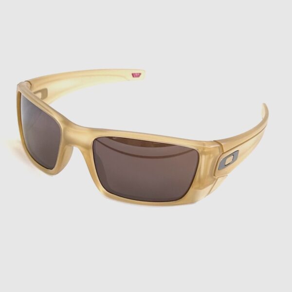 Hochwertige Sportsonnenbrille mit braunem Rahmen und dunklen Gläsern, ideal für Outdoor-Aktivitäten und sportliche Freizeitgestaltung.