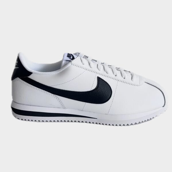 Weißer Nike Sportschuh mit schwarzem Logo, ideal für Fitness und Alltag, hochwertiges Design, bequeme Passform, langlebige Sohle, sportliche Schuhe für Damen und Herren.
