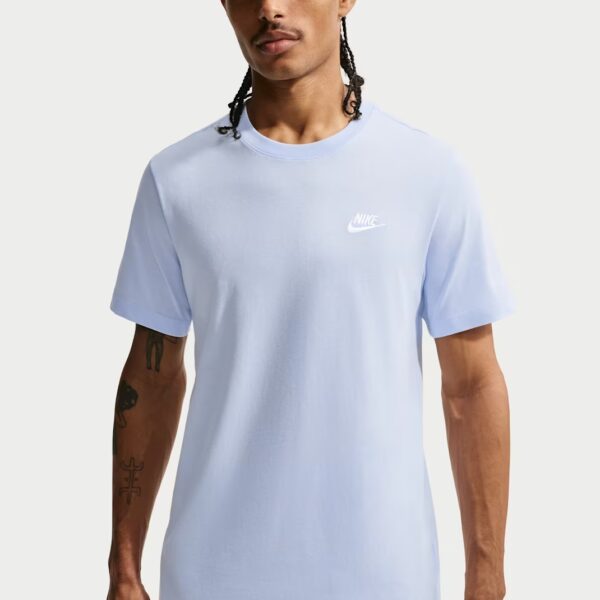 Nike T-Shirt für Herren in Weiß, sportlich und bequem, ideal für Freizeit und Sportaktivitäten, mit kleinem Nike-Logo auf der Brust. Perfekt für einen lässigen, sportlichen Look.
