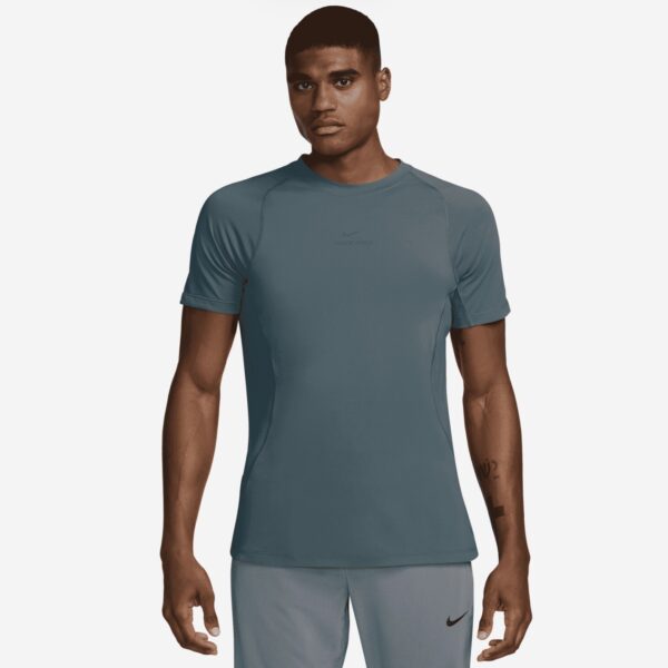 Sportliches Nike Laufshirt für Männer, atmungsaktiv und bequem, ideal für Fitness und Training, in Blau, auf weißem Hintergrund.