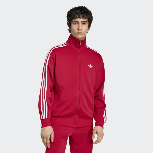 Sportlicher roter Adidas Track Jacket mit weißen Streifen, ideal für Fitness und Freizeit, hochwertiges Material, bequem und stylisch.