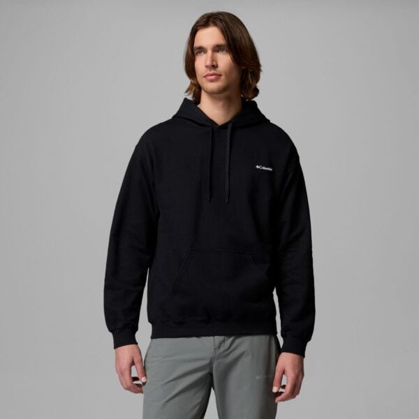 Mann trägt Columbia Oakwind Kapuzenpullover in Schwarz, sportlich und bequem, ideal für Outdoor-Aktivitäten und Freizeit.