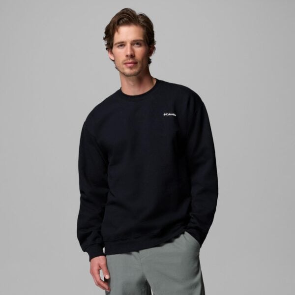 Mann trägt schwarzen Columbia Oakwind Pullover, bequem und sportlich, auf neutralem Hintergrund.