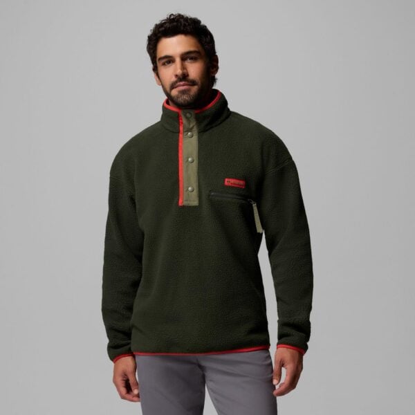 Mann trägt Columbia Helvetia 2 Half Fleece Pullover in Grün mit rotem Akzent, sportlich und bequem, ideal für Outdoor-Aktivitäten im Herbst und Winter.