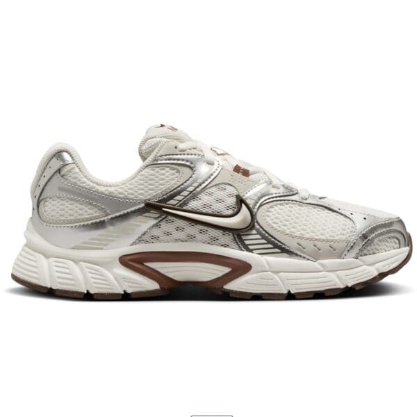 Weiße Sportschuhe mit Nike-Logo, ideal für Fitness und Alltag, auf weißem Hintergrund.