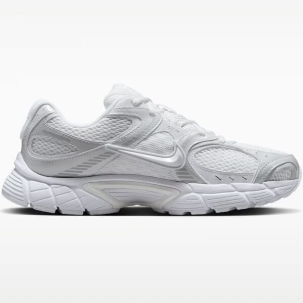 Weiße Nike V5 RNR Sneaker mit Mesh-Obermaterial und dämpfender Sohle, ideal für sportliche Aktivitäten und Freizeit.