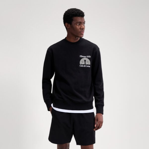Mann trägt schwarzen Ellesse Club Di Corsa Pullover mit Logo und Text, sportliches Outfit, lässig, urbaner Stil, Mode für Freizeit und Sport.