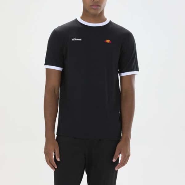 Junger Mann trägt das schwarze Ellesse Ringetto T-Shirt mit weißen Akzenten, perfekt für sportliche Aktivitäten und Freizeit.