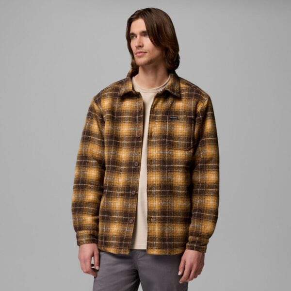 Mann trägt Columbia Hunter Hemd Jacke in Tobacco Plaid mit braunen, gelben und schwarzen Karomustern, perfekt für den Herbst.