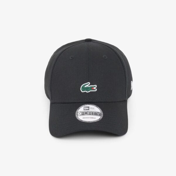 Schwarze Lacoste x New Era Cap mit grün-weißem Krokodil-Logo, verstellbar, sportlich, modisch, für Damen und Herren.