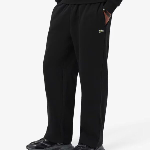 Schwarze Lacoste Relaxed Fit Jogger mit Logo, bequem und sportlich, ideal für Freizeit und Sport.