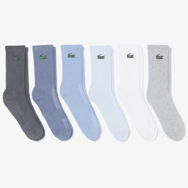 Sechs Paar Lacoste Socken in verschiedenen Farben, ideal für sportliche und casual Outfits, mit dem bekannten Lacoste Krokodil-Logo.