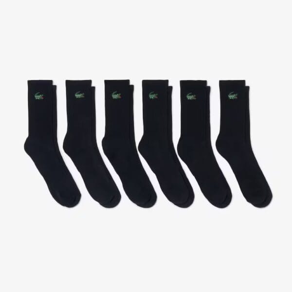 Sechs Paar schwarze Lacoste Socken mit grünem Krokodil-Logo, ideal für sportliche und elegante Outfits.