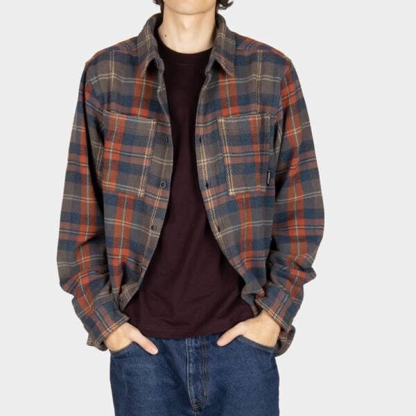 Herren tragen ein braun-blau kariertes Flanellhemd mit Brusttaschen, perfekt für den Casual-Look. Hochwertige Verarbeitung und bequemer Schnitt.