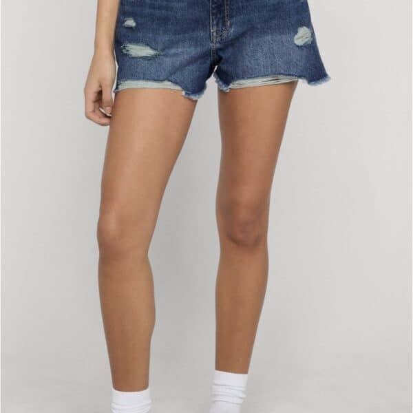 Modische Destroyed Denim Shorts in Mid Blue für Damen, perfekt für den Sommer, mit abgenutzten Details und fransigen Säumen.