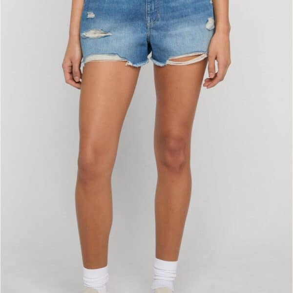 Modische Destroyed Denim Shorts in Hellblau für Damen, mit Rissen und Fransen, perfekt für den Sommer, von meinsportline.de.