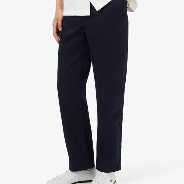Lacoste Chino Hose in Blau, bequem und stilvoll für den Alltag, perfekt für Business und Freizeit, hochwertige Baumwolle, klassische Passform.