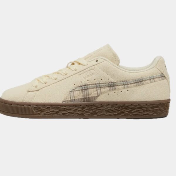 Puma Suede Patch Sneaker in Beige mit kariertem Design und braunem Sohlenprofil, modischer Turnschuh für Alltag und Freizeit.