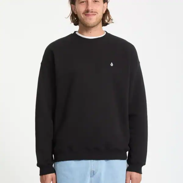 Mann trägt schwarzen Pullover von meinsportline.de, lächelnd, mit weißen Akzenten am Kragen, casual Style, für Sport und Freizeit geeignet.