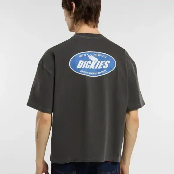 Damen trägt ein schwarzes Dickies Vintage T-Shirt mit großem Logo auf dem Rücken, casual Style, ideal für Streetwear-Looks.