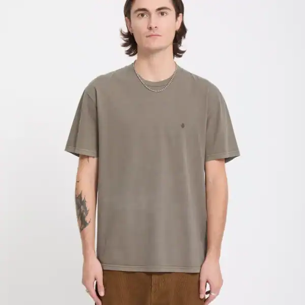 Männliche Person trägt ein braunes T-Shirt mit kurzen Ärmeln, schlichtes Design, auf weißem Hintergrund, modisch und bequem.