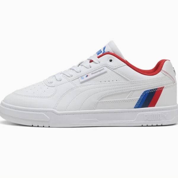 Weißer Puma x BMW Motorsport Caven 3 Sneaker mit roten und blauen Akzenten, seitliche Markenlogos, sportliches Design, auf weißem Hintergrund.