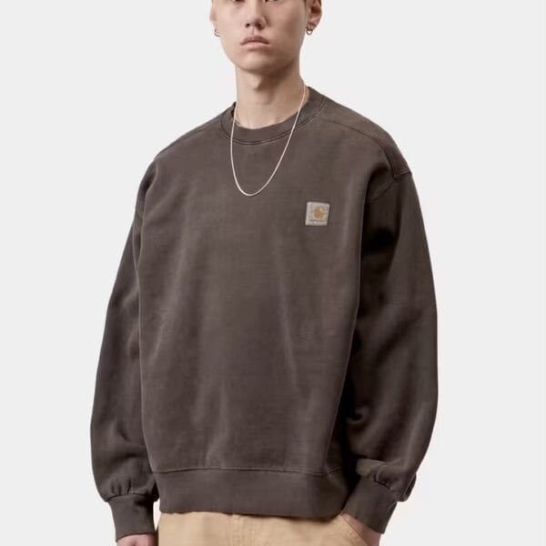 Carhartt Vista Pullover in braun, garment dyed, mit Logo auf der Brust, für einen lässigen Look.