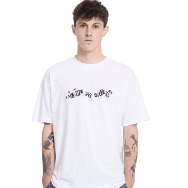 Junger Mann trägt ein weißes T-Shirt mit schwarzem Aufdruck, kurze Ärmel, lässiger Stil, modisch, für Streetwear, Freizeit, sportlich, junge Mode, urbaner Look, bequem, hochwertig, casual, Trend.