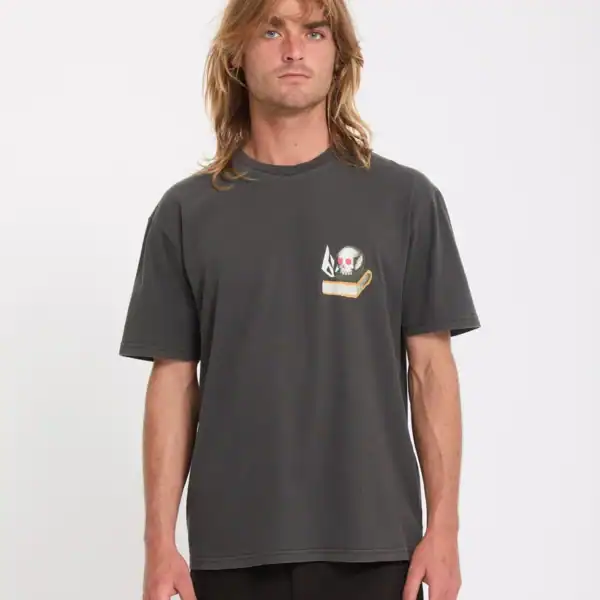 Mann trägt ein schwarzes T-Shirt mit minimalistischem Logo auf der Brust, lässiger Stil, modisch und bequem, perfekt für sportliche Freizeitaktivitäten.