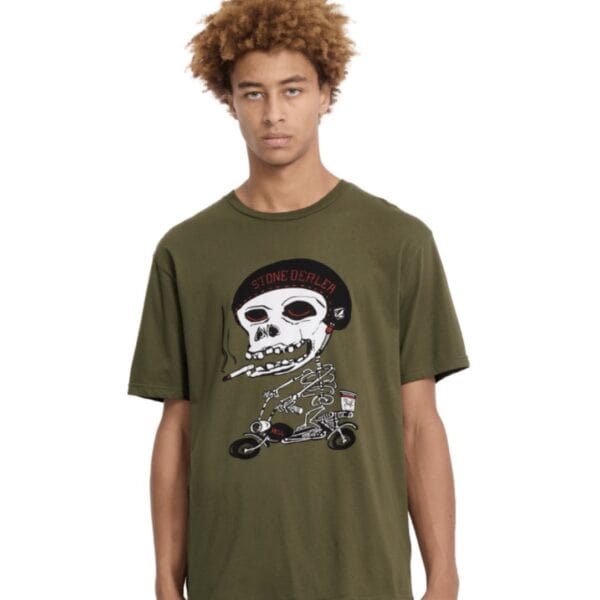 Grünes T-Shirt von meinsportline.de mit großem Skull-Print und Motorrad-Motiv, modischer Streetwear-Look für sportliche Aktivitäten.