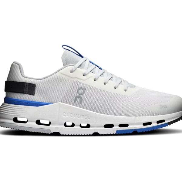 Moderner ON Cloudnova Form 2 Sneaker in Glacier Ivory mit blauen Akzenten, atmungsaktivem Obermaterial und komfortabler Dämpfung für sportliche Aktivitäten.