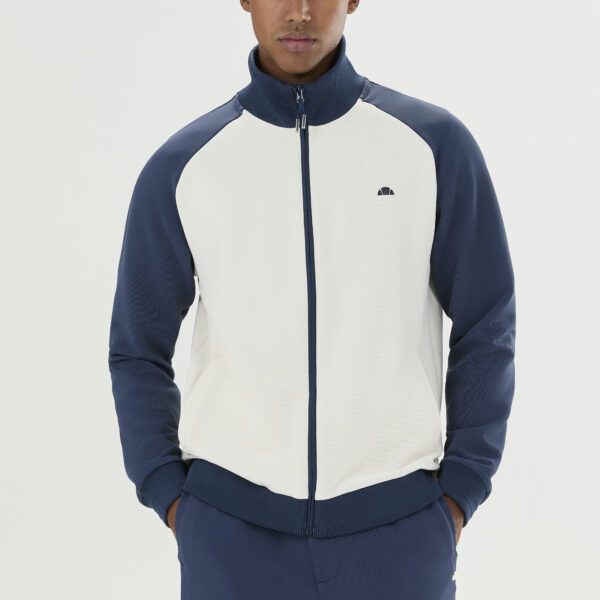 Mann trägt die Ellesse Caldona Track Top Jacke in Blau und Beige, sportlich und bequem, ideal für Freizeit und Training.